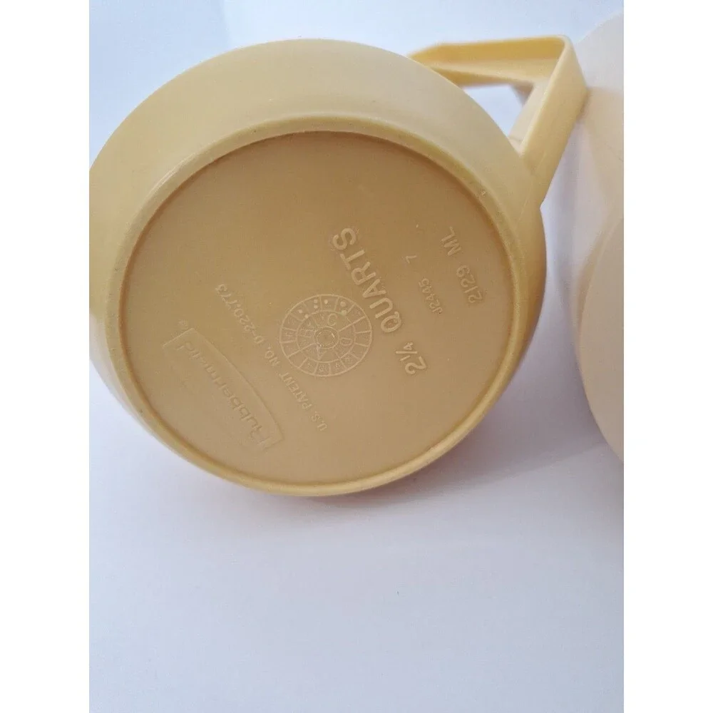 Vintage RUBBERMAID 2 1/4 Quart Pitcher Gold w/ White Lid J-2445 